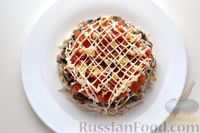 Фото приготовления рецепта: Слоёный салат с курицей, грибами, помидорами и сыром - шаг №15