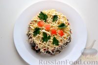 Фото приготовления рецепта: Слоёный салат с курицей, грибами, помидорами и сыром - шаг №17