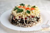 Фото приготовления рецепта: Слоёный салат с курицей, грибами, помидорами и сыром - шаг №18