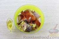 Фото приготовления рецепта: Хек, тушенный в томатном соусе с овощами, лимоном и имбирём - шаг №3