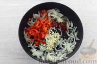 Фото приготовления рецепта: Хек, тушенный в томатном соусе с овощами, лимоном и имбирём - шаг №7