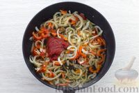 Фото приготовления рецепта: Хек, тушенный в томатном соусе с овощами, лимоном и имбирём - шаг №8