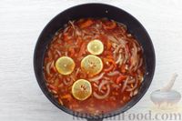 Фото приготовления рецепта: Хек, тушенный в томатном соусе с овощами, лимоном и имбирём - шаг №9