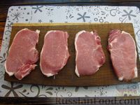 Фото приготовления рецепта: Свиные отбивные, жаренные в панировке - шаг №2