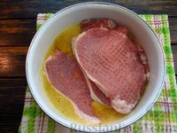 Фото приготовления рецепта: Свиные отбивные, жаренные в панировке - шаг №7