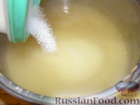 Фото приготовления рецепта: Жареные кабачки в пивном кляре, с сырным соусом - шаг №3