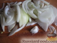Фото приготовления рецепта: Слоеный салат с куриной печенью и грибами - шаг №3