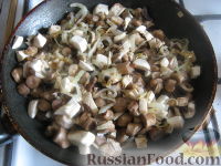 Фото приготовления рецепта: Слоеный салат с куриной печенью и грибами - шаг №5