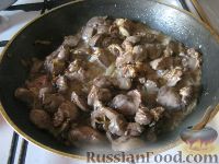 Фото приготовления рецепта: Слоеный салат с куриной печенью и грибами - шаг №8
