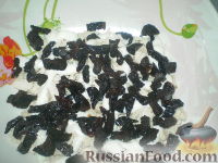 Фото приготовления рецепта: Салат куриный с черносливом "Оригинальный" - шаг №4