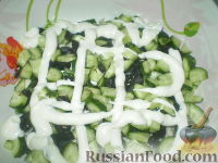 Фото приготовления рецепта: Салат куриный с черносливом "Оригинальный" - шаг №5