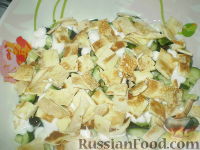 Фото приготовления рецепта: Салат куриный с черносливом "Оригинальный" - шаг №6