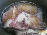 Фото приготовления рецепта: Салат а-ля "Оливье" из кальмаров и крабовых палочек - шаг №2