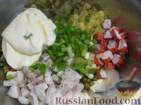 Фото приготовления рецепта: Салат а-ля "Оливье" из кальмаров и крабовых палочек - шаг №11