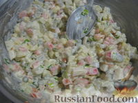 Фото приготовления рецепта: Салат а-ля "Оливье" из кальмаров и крабовых палочек - шаг №12