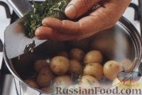 Фото приготовления рецепта: Картофель, тушенный с креветками в остром томатном соусе - шаг №1