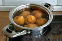 Фото приготовления рецепта: Салат с языком, картофелем, солёными огурцами и соусом чимичурри - шаг №3