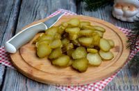 Фото приготовления рецепта: Салат с языком, картофелем, солёными огурцами и соусом чимичурри - шаг №6