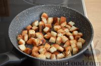 Фото приготовления рецепта: Салат с курицей, пекинской капустой, сухариками и сырными шариками - шаг №7