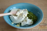 Фото приготовления рецепта: Салат с курицей, пекинской капустой, сухариками и сырными шариками - шаг №13