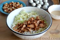 Фото приготовления рецепта: Салат с курицей, пекинской капустой, сухариками и сырными шариками - шаг №15