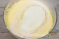 Фото приготовления рецепта: Бисквитный рулет с сырным кремом и голубикой - шаг №2