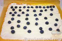 Фото приготовления рецепта: Бисквитный рулет с сырным кремом и голубикой - шаг №8