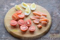Фото приготовления рецепта: Салат "Цезарь" с красной рыбой и помидорами - шаг №5