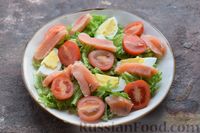 Фото приготовления рецепта: Салат "Цезарь" с красной рыбой и помидорами - шаг №7