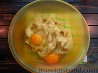 Фото приготовления рецепта: Закусочный картофельный торт с плавленым сыром и яйцами - шаг №10