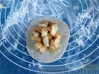 Фото приготовления рецепта: Пшенично-ржаные колядки с яблоками и с начинкой из тыквы и брынзы - шаг №14