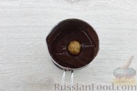 Фото приготовления рецепта: Конфеты из печенья и грецких орехов, в шоколаде - шаг №11