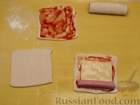 Фото приготовления рецепта: Дрожжевые слойки с сосисками, сыром и томатным соусом - шаг №3