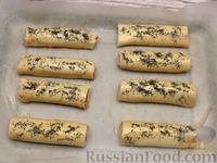 Фото приготовления рецепта: Дрожжевые слойки с сосисками, сыром и томатным соусом - шаг №4