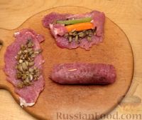 Фото приготовления рецепта: Рулетики из свинины с грибами, маринованными огурцами и морковью - шаг №8