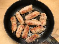 Фото приготовления рецепта: Рулетики из свинины с грибами, маринованными огурцами и морковью - шаг №9