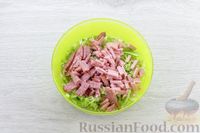 Фото приготовления рецепта: Салат из пекинской капусты с кукурузой и двумя видами колбасы - шаг №3