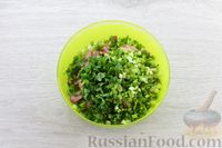 Фото приготовления рецепта: Салат из пекинской капусты с кукурузой и двумя видами колбасы - шаг №4