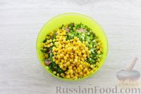 Фото приготовления рецепта: Салат с пекинской капустой, кукурузой, помидорами и сыром - шаг №6