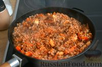 Фото приготовления рецепта: Гречка с курицей, болгарским перцем и тыквой - шаг №11