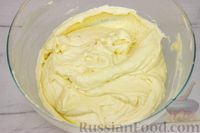 Фото приготовления рецепта: Лимонные капкейки с сырным кремом - шаг №4