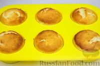 Фото приготовления рецепта: Лимонные капкейки с сырным кремом - шаг №6