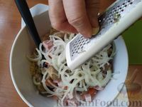 Фото приготовления рецепта: Салат а-ля кутья, с копчёным мясом и маринованными грибами - шаг №7