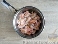 Фото приготовления рецепта: Слоёный салат с креветками, картофелем, яйцами и красной икрой - шаг №6
