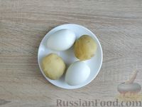 Фото приготовления рецепта: Слоёный салат с креветками, картофелем, яйцами и красной икрой - шаг №4