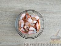 Фото приготовления рецепта: Слоёный салат с креветками, картофелем, яйцами и красной икрой - шаг №7