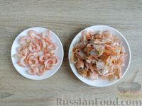 Фото приготовления рецепта: Слоёный салат с креветками, картофелем, яйцами и красной икрой - шаг №8