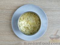 Фото приготовления рецепта: Слоёный салат с креветками, картофелем, яйцами и красной икрой - шаг №9