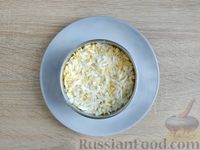 Фото приготовления рецепта: Слоёный салат с креветками, картофелем, яйцами и красной икрой - шаг №11