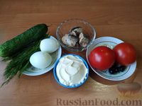 Фото приготовления рецепта: Закуска из помидоров, тунца, огурца и яиц - шаг №1